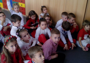 Dzieci siedzące na dywanie podczas rozmowy na temat odzyskania niepodległości przez Polskę.
